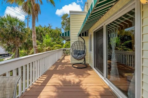 Longboat Key Beach House Beauty With Peek-a-views Casa in Longboat Key