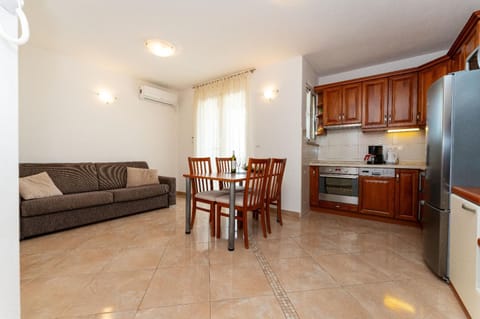 Living room, Dining area, oven, air conditioner