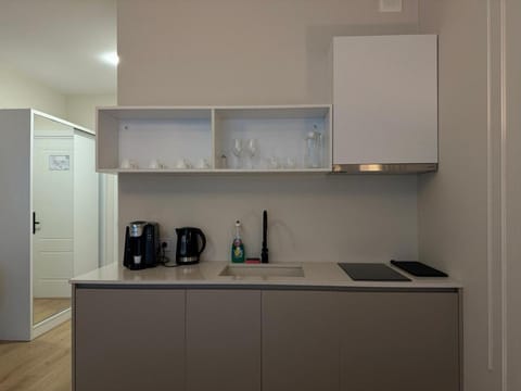 Coffee/tea facilities, Kitchen or kitchenette, stove