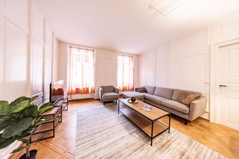 TV and multimedia, View (from property/room), Living room, Seating area, furniture