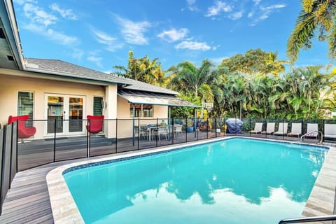 Property building, Patio, Pool view, Swimming pool, Swimming pool, sunbed