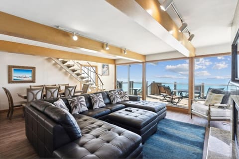 Massive 5 bedroom overlooking the water House in Capistrano Beach