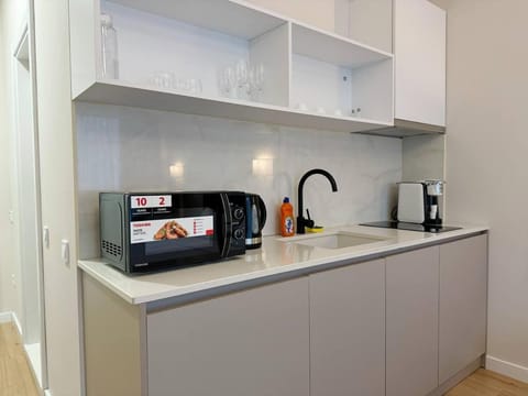 Coffee/tea facilities, Kitchen or kitchenette, oven, stove