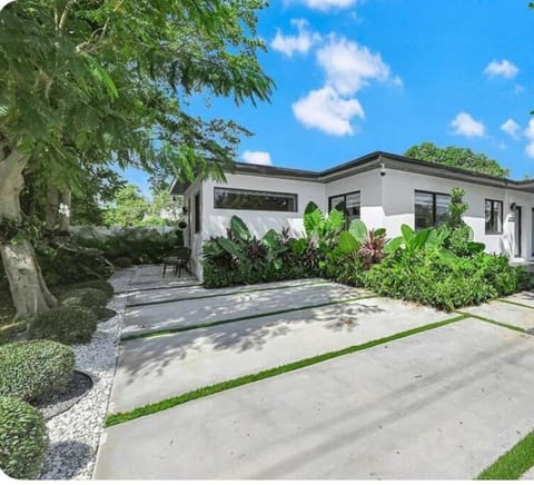 Property building, Day, Garden, Garden view, Street view