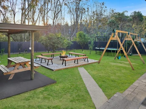 Communal lounge/ TV room, Day, Natural landscape, Children play ground, Garden, View (from property/room), Evening entertainment, Garden view