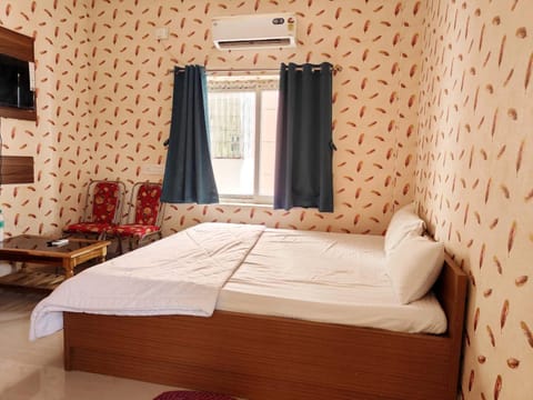 Bed, TV and multimedia, air conditioner