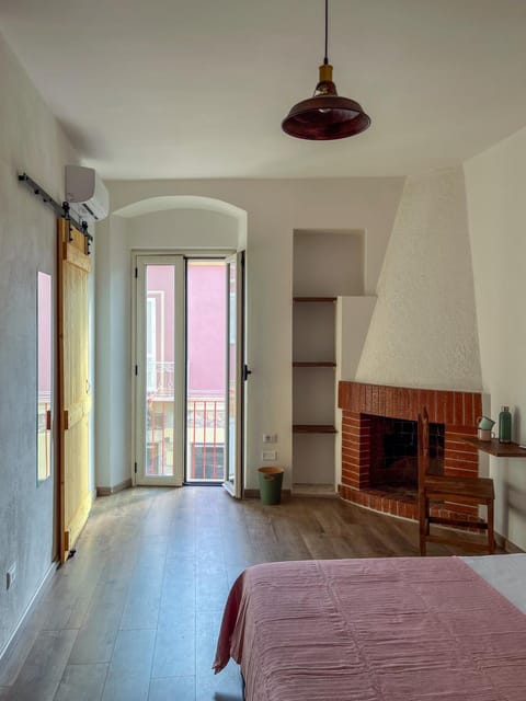 Bed, Photo of the whole room, Decorative detail, Bedroom, fireplace