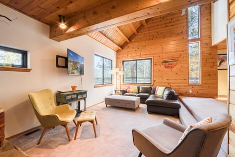 Dwell by Tahoe Getaways - 3BR Tahoe Donner w Sauna & HOA Amenities House in Truckee