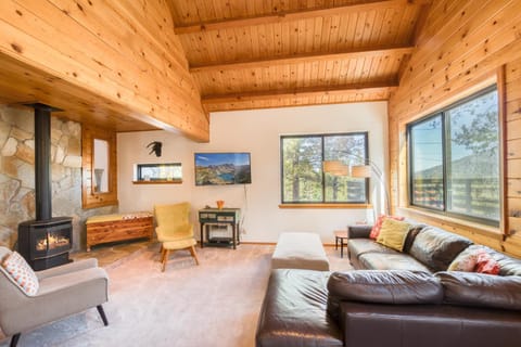 Dwell by Tahoe Getaways - 3BR Tahoe Donner w Sauna & HOA Amenities House in Truckee