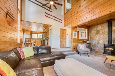 Dwell by Tahoe Getaways - 3BR Tahoe Donner w Sauna & HOA Amenities House in Truckee