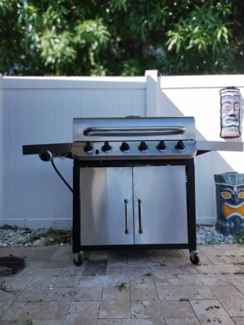 Winter Bliss! Pool backyard, Grill Near Miami Fun House in Dania Beach