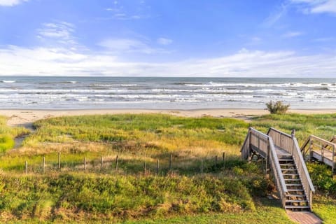 NEW - Oceanfront Escape, Amazing Sunrise Views House in Galveston Island