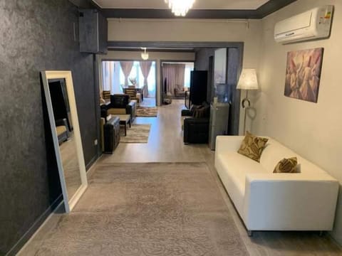 متاحه الان للايجار اليومي بشارع ابوالفدا الزمالك باطلاله نيليه مباشره Apartment in Cairo