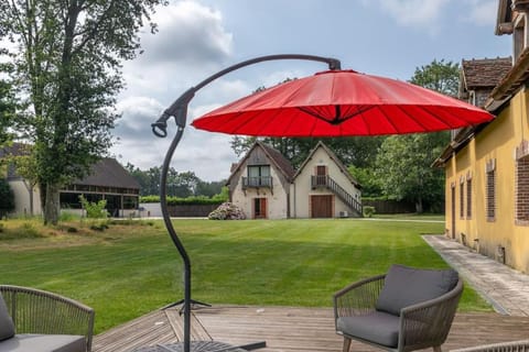 Villa avec piscine en forêt, 2H Paris, Villa in Centre-Val de Loire