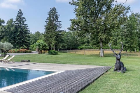 Villa avec piscine en forêt, 2H Paris, Villa in Centre-Val de Loire