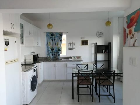 Kitchen or kitchenette, Dining area, washing machine, dryer