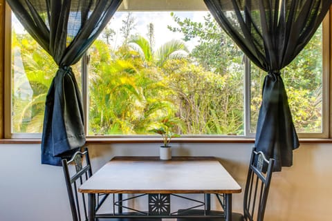 4 Mi to Beach Keaau Retreat with Relaxing Porch! Wohnung in Hawaiian Paradise Park