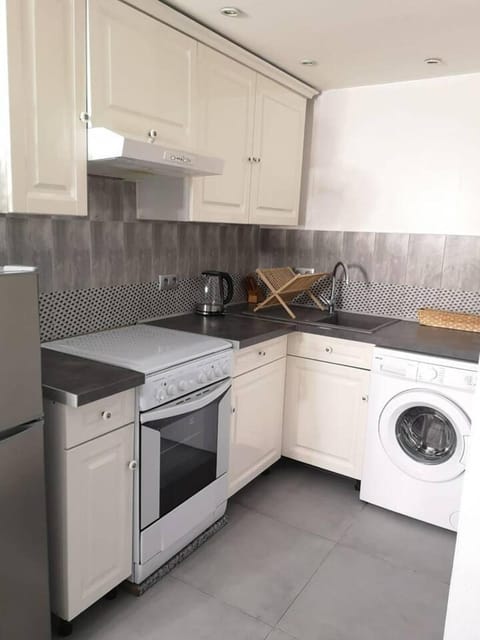 Kitchen or kitchenette, oven, laundry, washing machine, kitchen