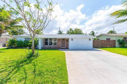 Ventur Tropical w Hot Tub Close to Beach House in Deerfield Beach