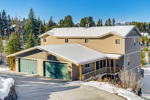 6 Mi to Winter Park Resort Duplex with Hot Tub! House in Fraser