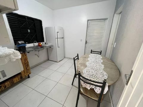 Kitchen or kitchenette, Dining area, minibar, oven