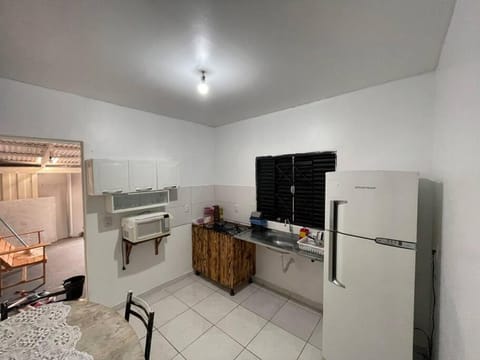 Kitchen or kitchenette, minibar, oven, stove