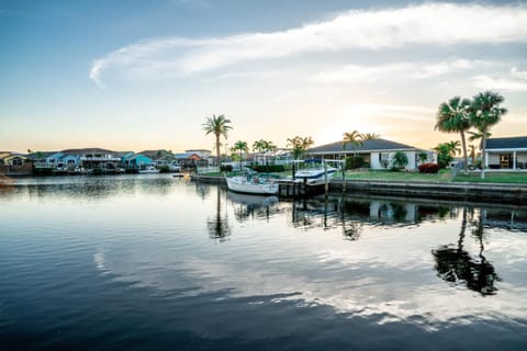 Waterfront 3 Br Newly Renovated Pool Dog Friendly Casa in Apollo Beach