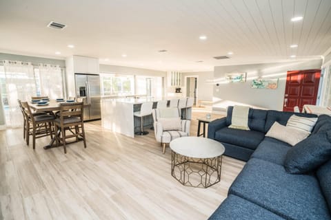 Waterfront 3 Br Newly Renovated Pool Dog Friendly Casa in Apollo Beach