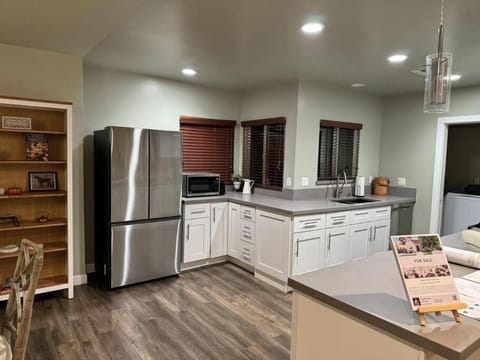 Cozy & modern SFH full kitchen garage parking gated yard Apartamento in Monrovia