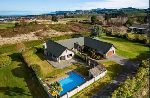 Spacious 5-Star Home with Pool House in Taupo