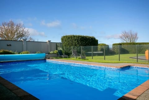 Spacious 5-Star Home with Pool House in Taupo