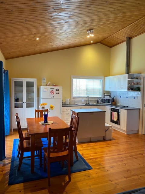 Banksia Views House in Sandy Point