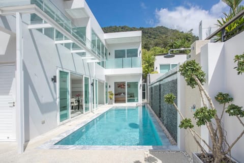 Property building, Patio, Day, Swimming pool, Swimming pool