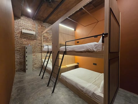 Bedroom, bunk bed