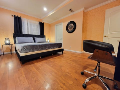 3 bedroom ground floor guest suite with patio area by MrC Hotel Great area Apartment in Beverly Hills