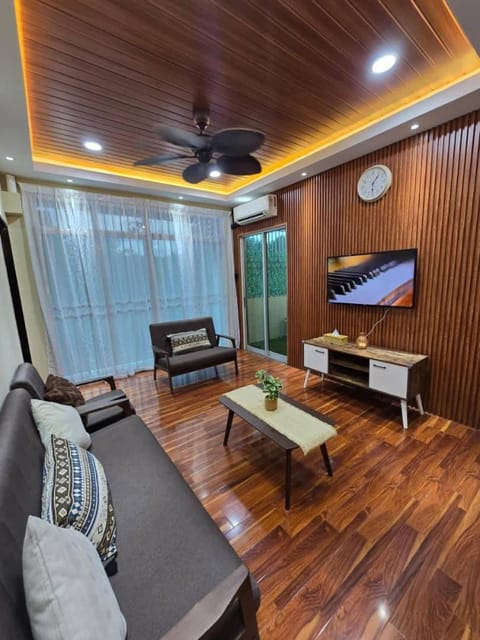 Communal lounge/ TV room, TV and multimedia, Living room, air conditioner, air conditioner