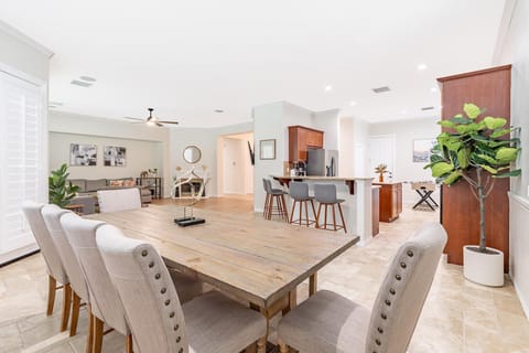 Kitchen or kitchenette, Dining area