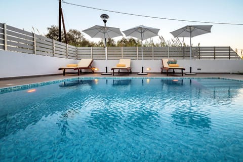 Seabreeze Villa - with Jacuzzi & heated pool Chalet in Mastihari