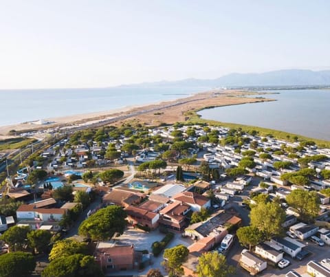 Mobile home accès plage direct mar Estang Campground/ 
RV Resort in Canet-en-Roussillon