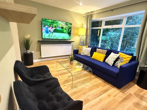 Communal lounge/ TV room, Garden, TV and multimedia, Living room, Seating area, Evening entertainment, Garden view