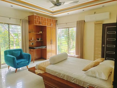 Bed, TV and multimedia, Photo of the whole room, Seating area, Bedroom, air conditioner