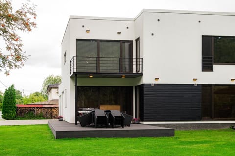 Property building, Patio, Day, Garden