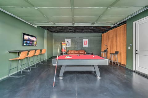 Rooftop Hot Tub City Views Pac-Man Pool Table House in East Nashville