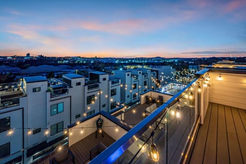 Rooftop Hot Tub City Views Pac-Man Pool Table House in East Nashville