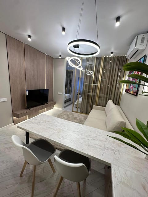 TV and multimedia, Kitchen or kitchenette, Living room, Seating area, Dining area