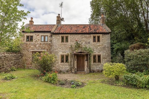 Beautiful Cottage nr Mendip Hills Private Parking House in Mendip District