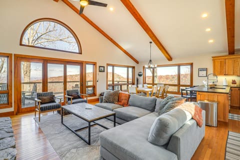 Deck, Fire Pit and Game Room Beech Mountain Retreat House in Beech Mountain