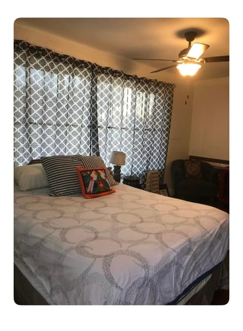 Super private studio with bathroom 7 miles to downtown LA with parking Capsule hotel in Maywood