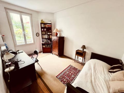 Spacious & Quiet Flat, Close to Paris Expo Apartment in Vanves