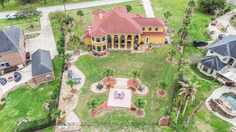 Luxury Home with Patio and Lake View in Richmond! House in Sugar Land